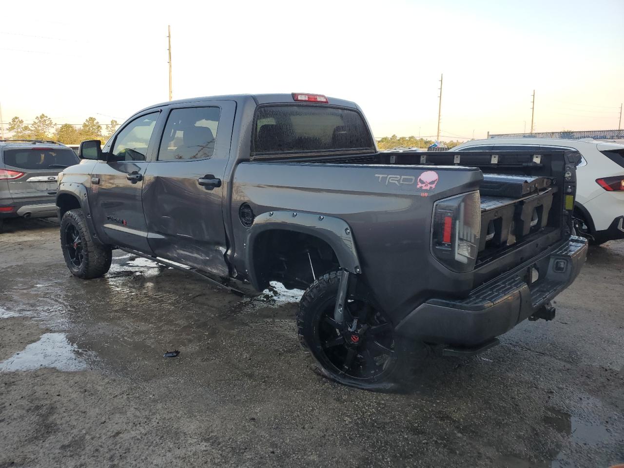 5TFDW5F15JX758812 2018 Toyota Tundra Crewmax Sr5