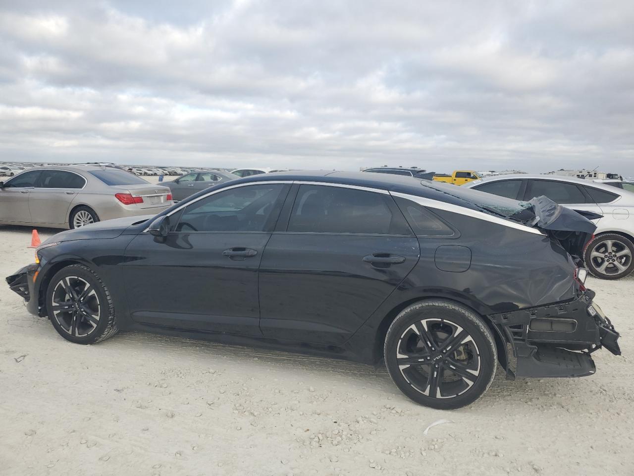 2022 Kia K5 - Image 2