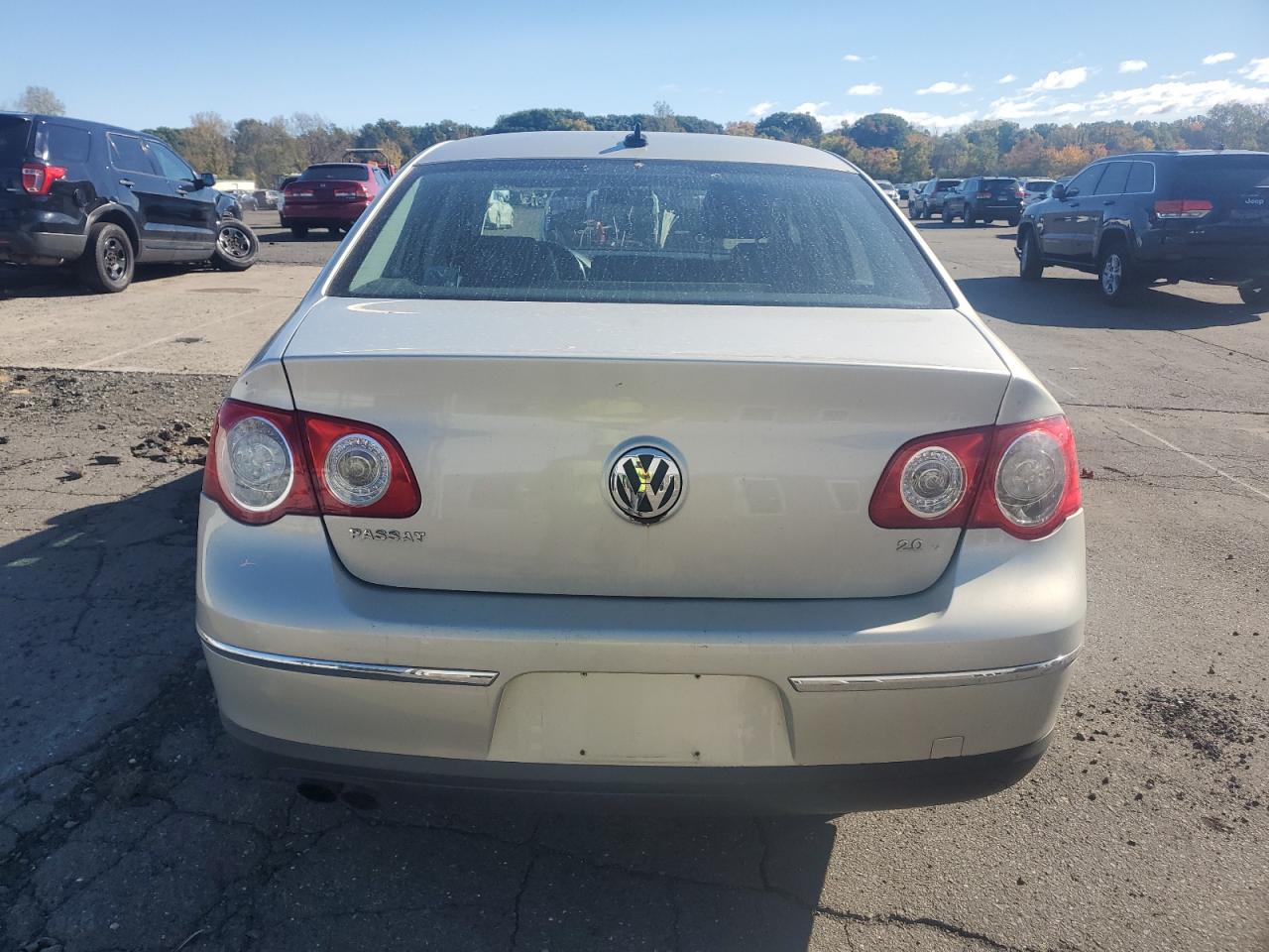 2010 Volkswagen Passat - Image 6