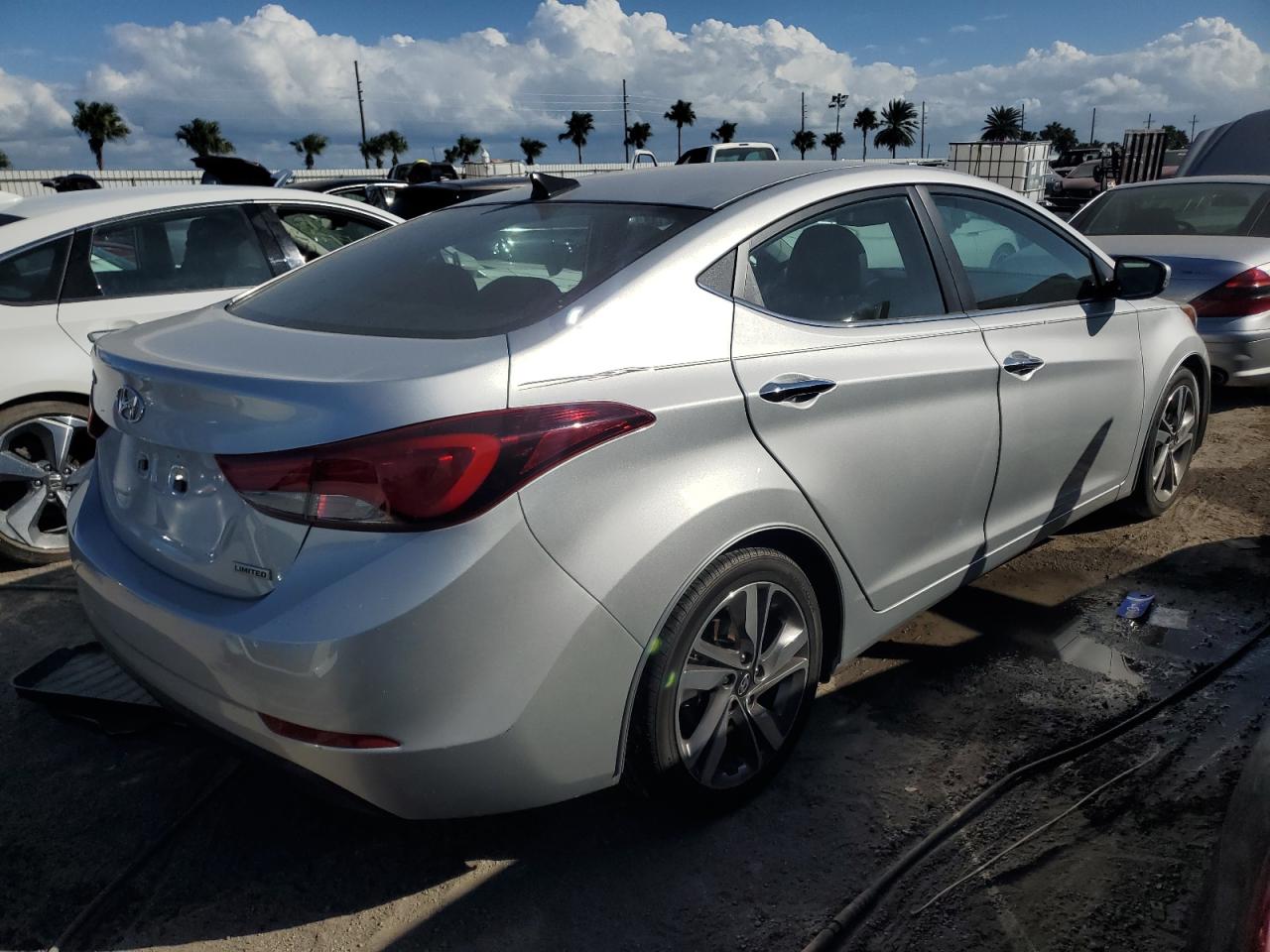 2016 Hyundai Elantra - Image 3