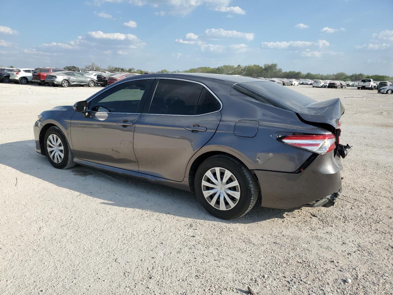 4T1B11HK5JU564489 2018 TOYOTA CAMRY - Image 2