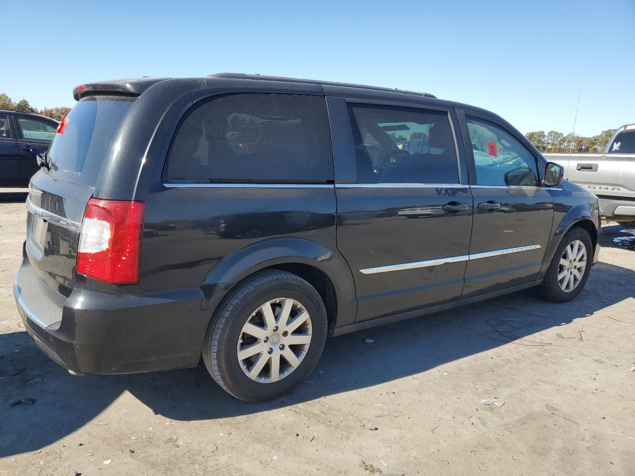 2016 Chrysler Town & Country - Image 3