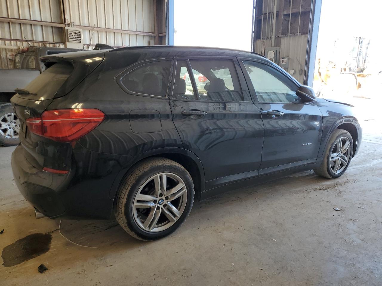 VIN WBXHT3C33H5F84190 2017 BMW X1 no.3