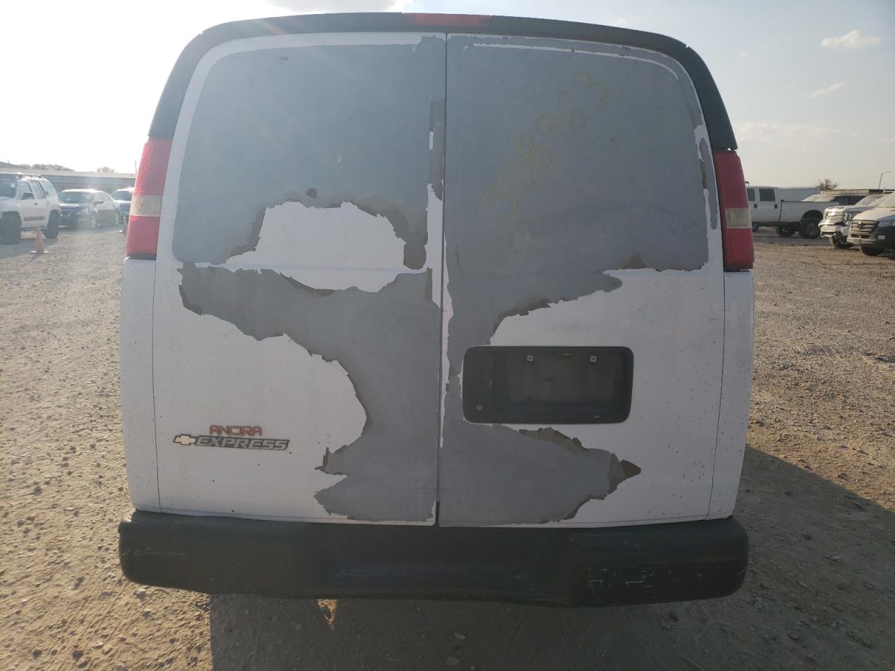 2009 Chevrolet Express - Image 10