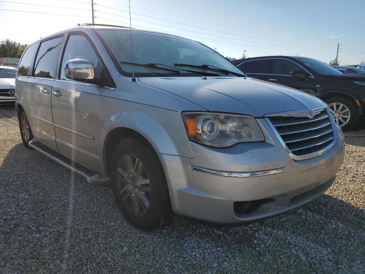 2010 Chrysler Town & Country - Image 4