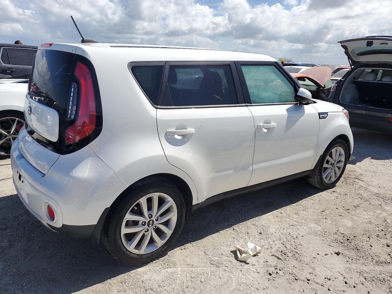 VIN KNDJP3A59J7902392 2018 KIA SOUL no.3