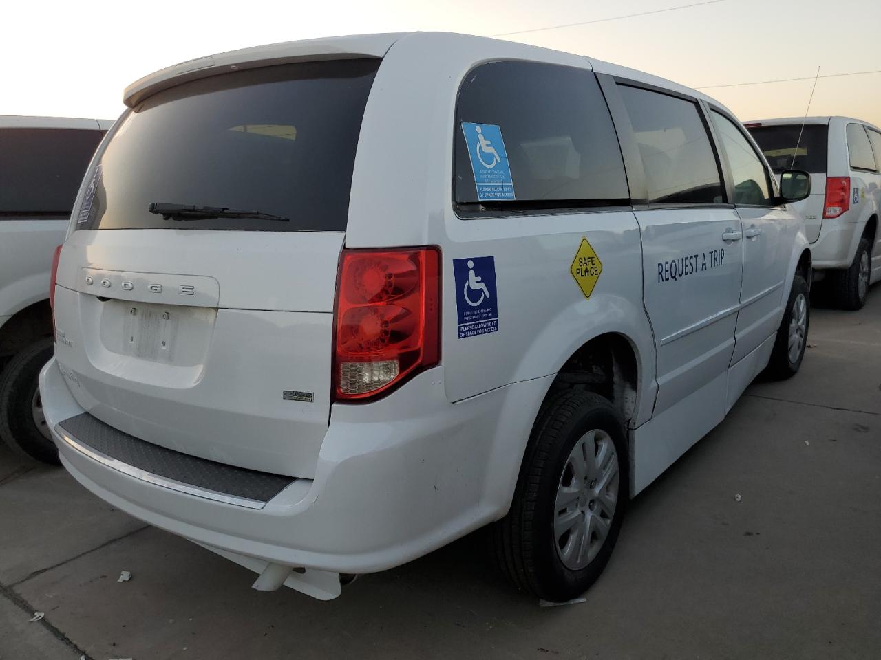 2017 Dodge Caravan - Image 3