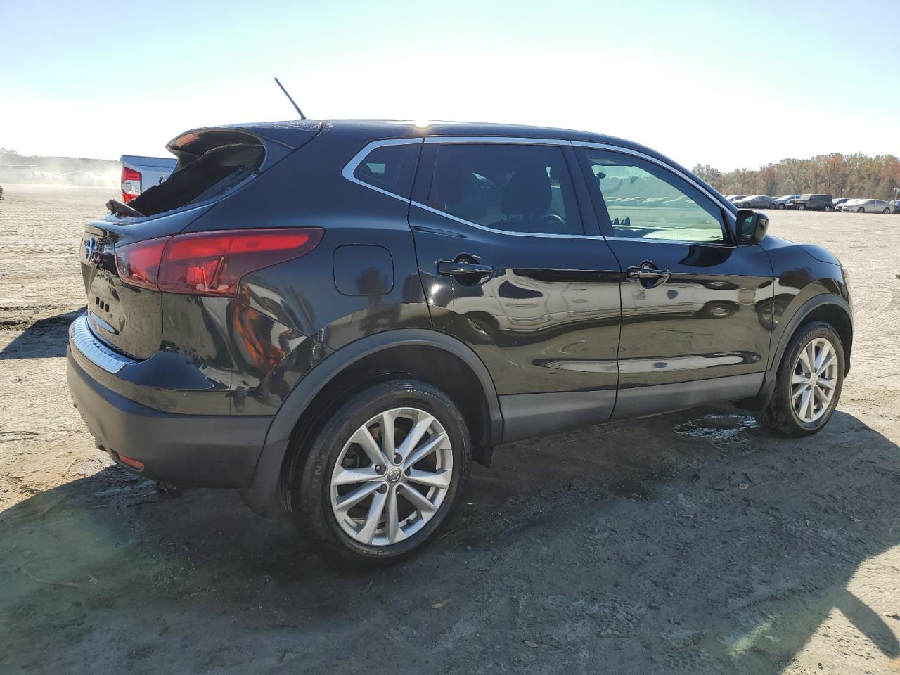 2018 Nissan Rogue - Image 3
