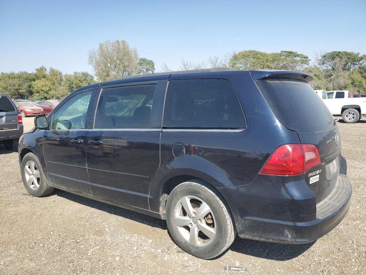 2011 Volkswagen Routan - Image 2