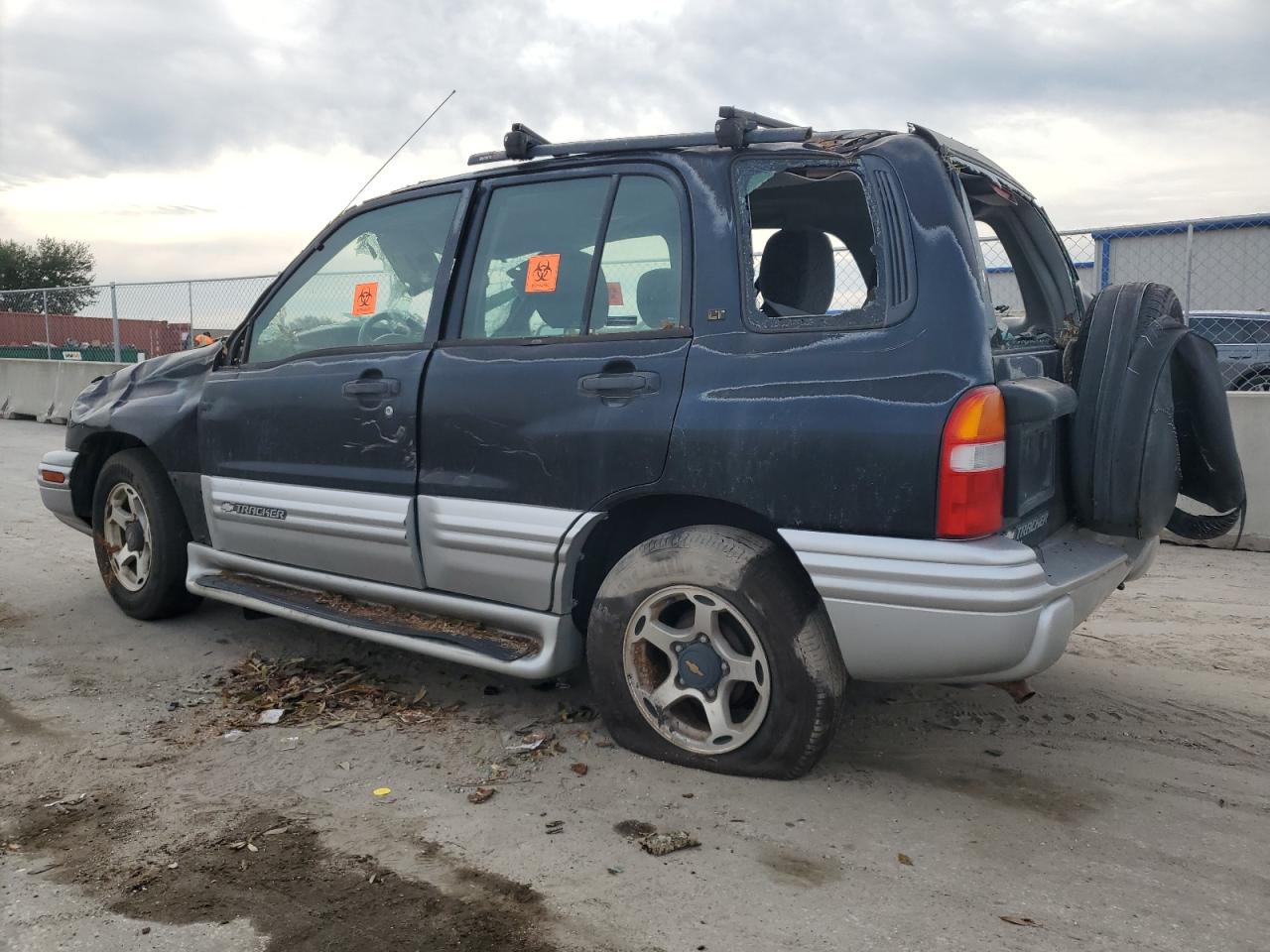 2001 Chevrolet Tracker - Image 2