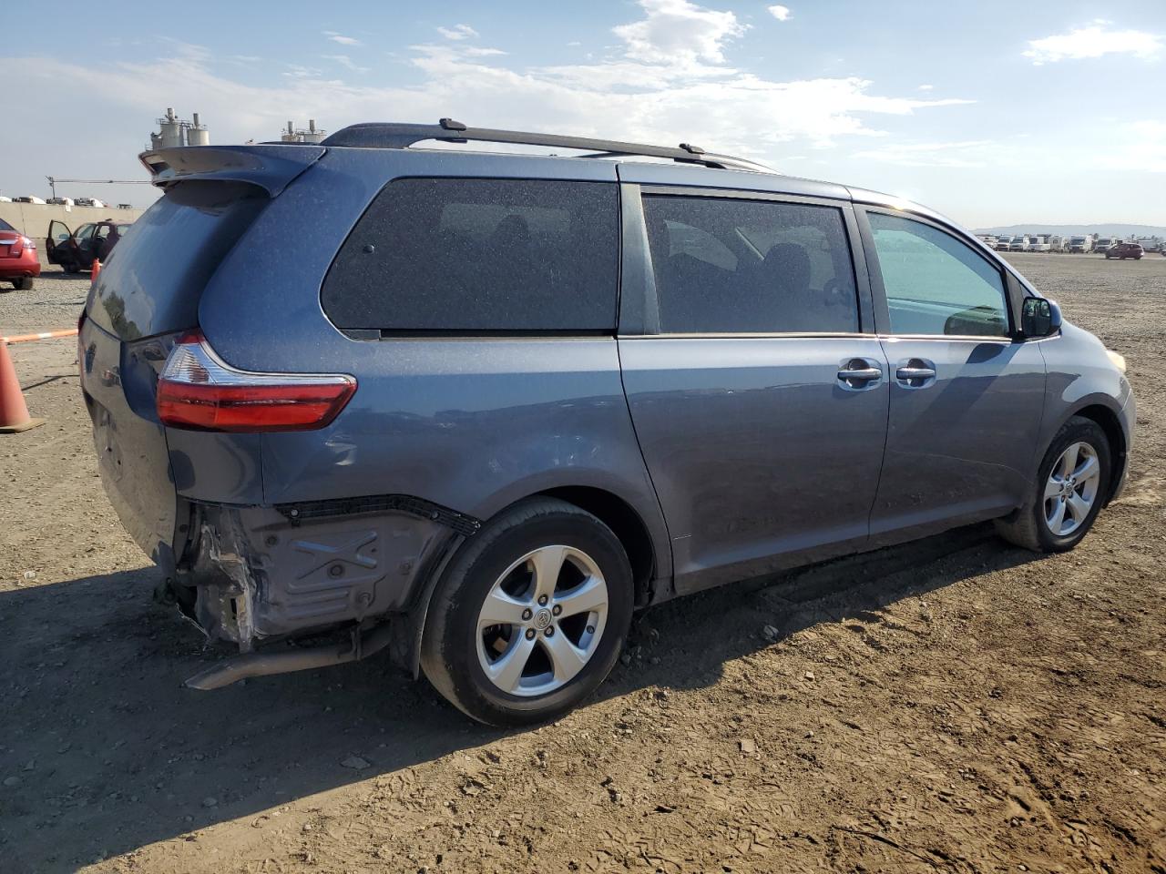 2016 Toyota Sienna - Image 3