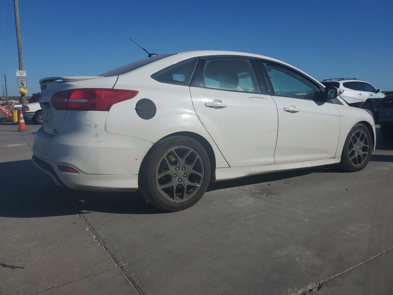 VIN 1FADP3F2XGL262419 2016 FORD FOCUS no.3