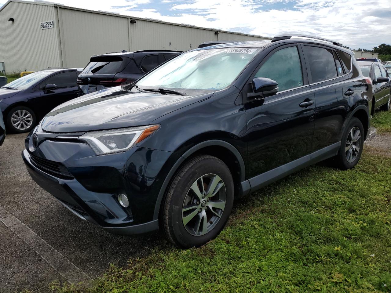 2T3WFREV7JW427478 2018 TOYOTA RAV 4 - Image 1