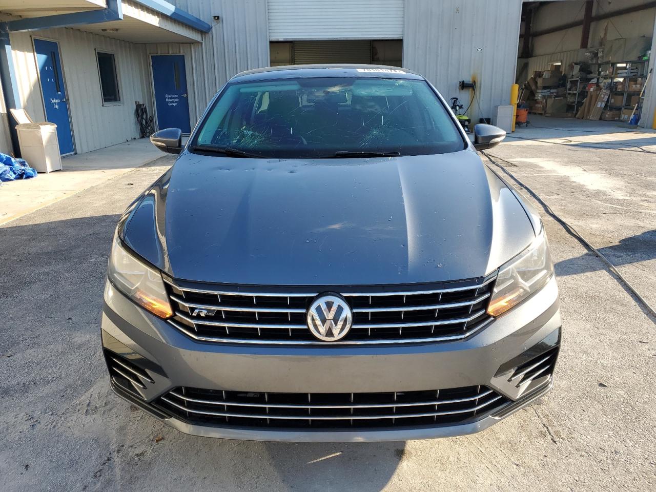 2017 Volkswagen Passat - Image 5