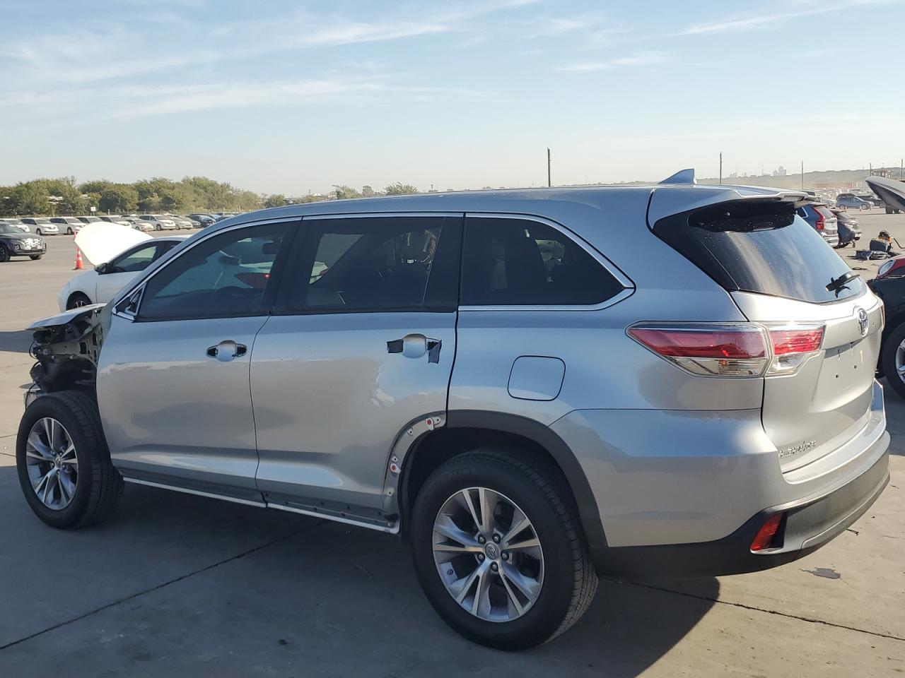 2015 Toyota Highlander - Image 2