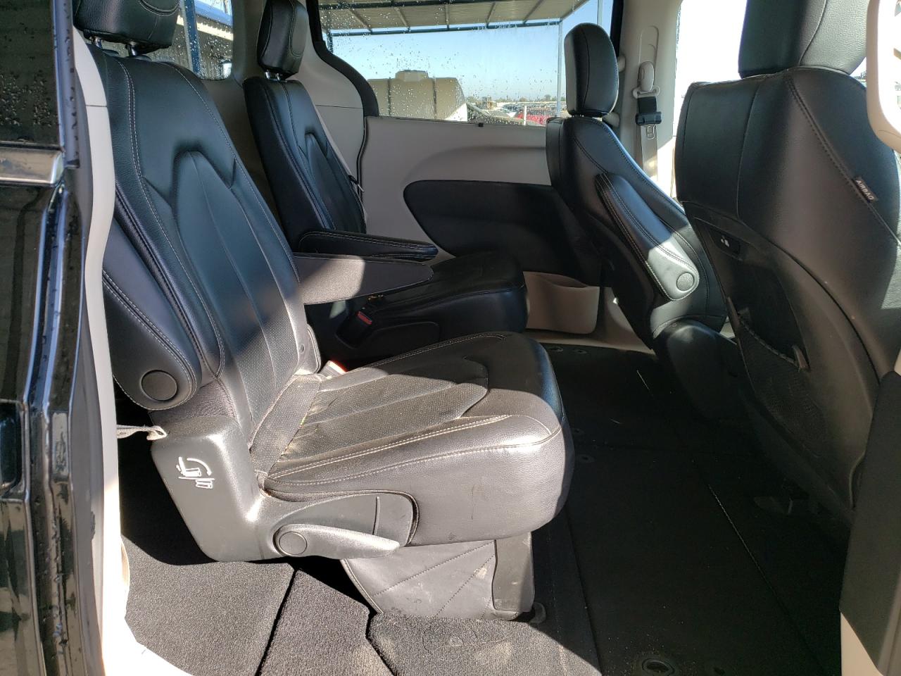 2022 Chrysler Pacifica - Image 11