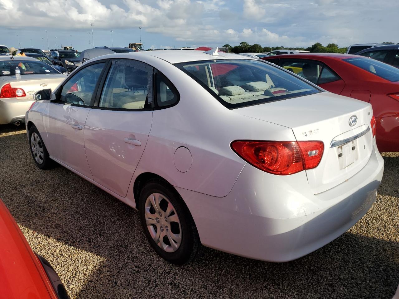 2010 Hyundai Elantra - Image 2