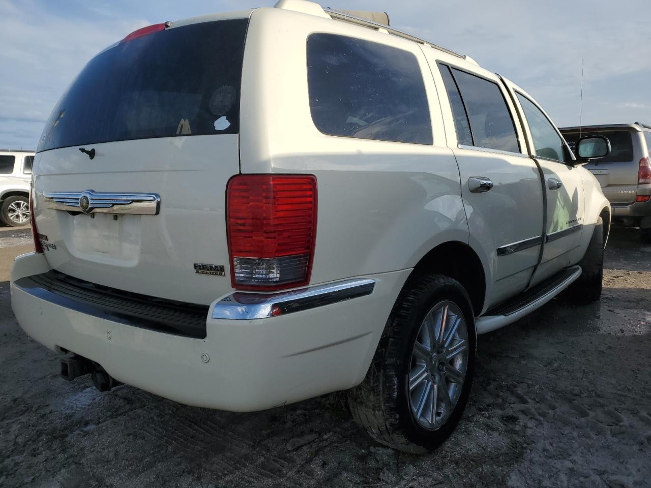 2008 Chrysler Aspen - Image 3