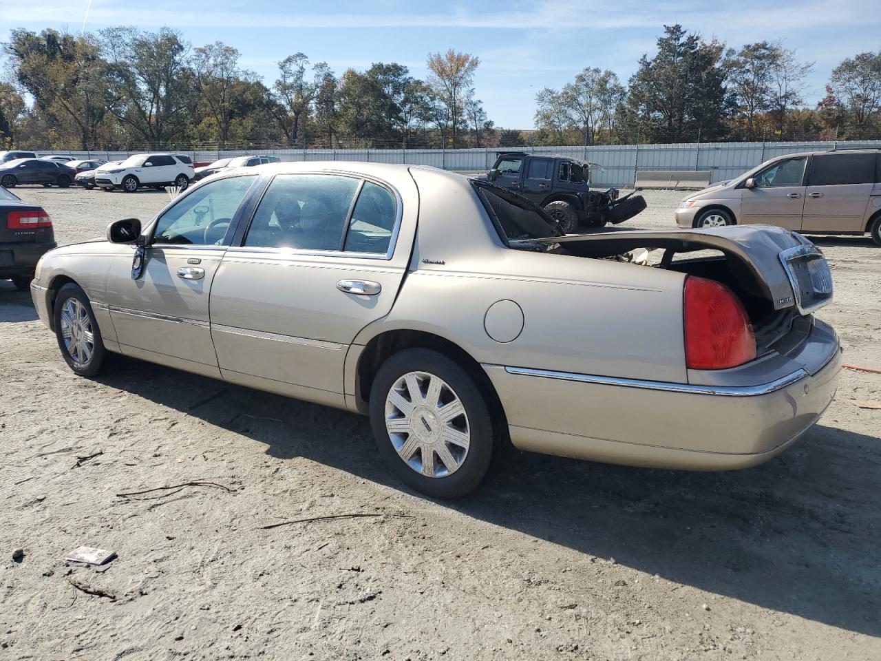 2004 Lincoln Town Car - Image 2