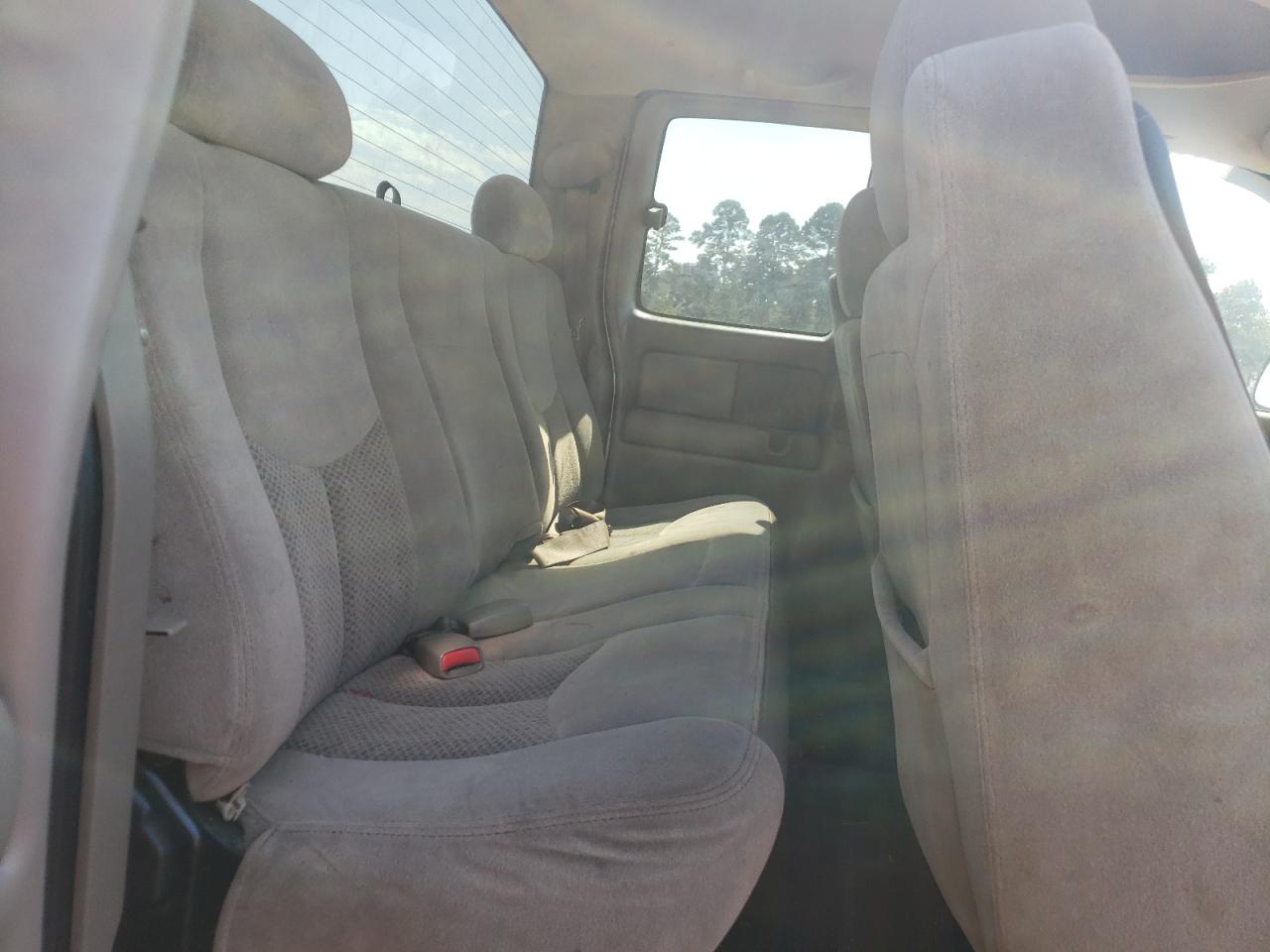 2004 Chevrolet Silverado - Image 10