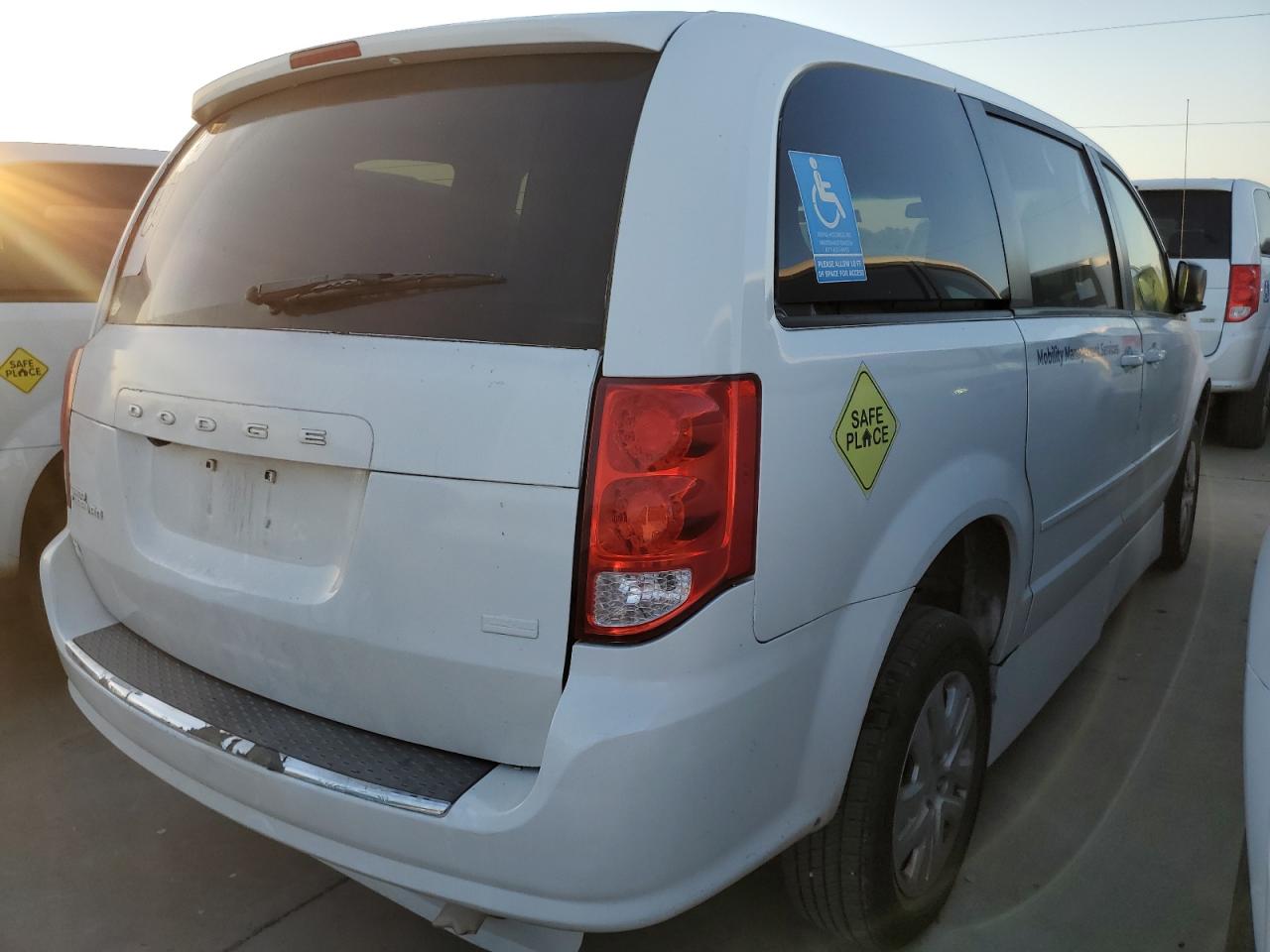2017 Dodge Caravan - Image 3