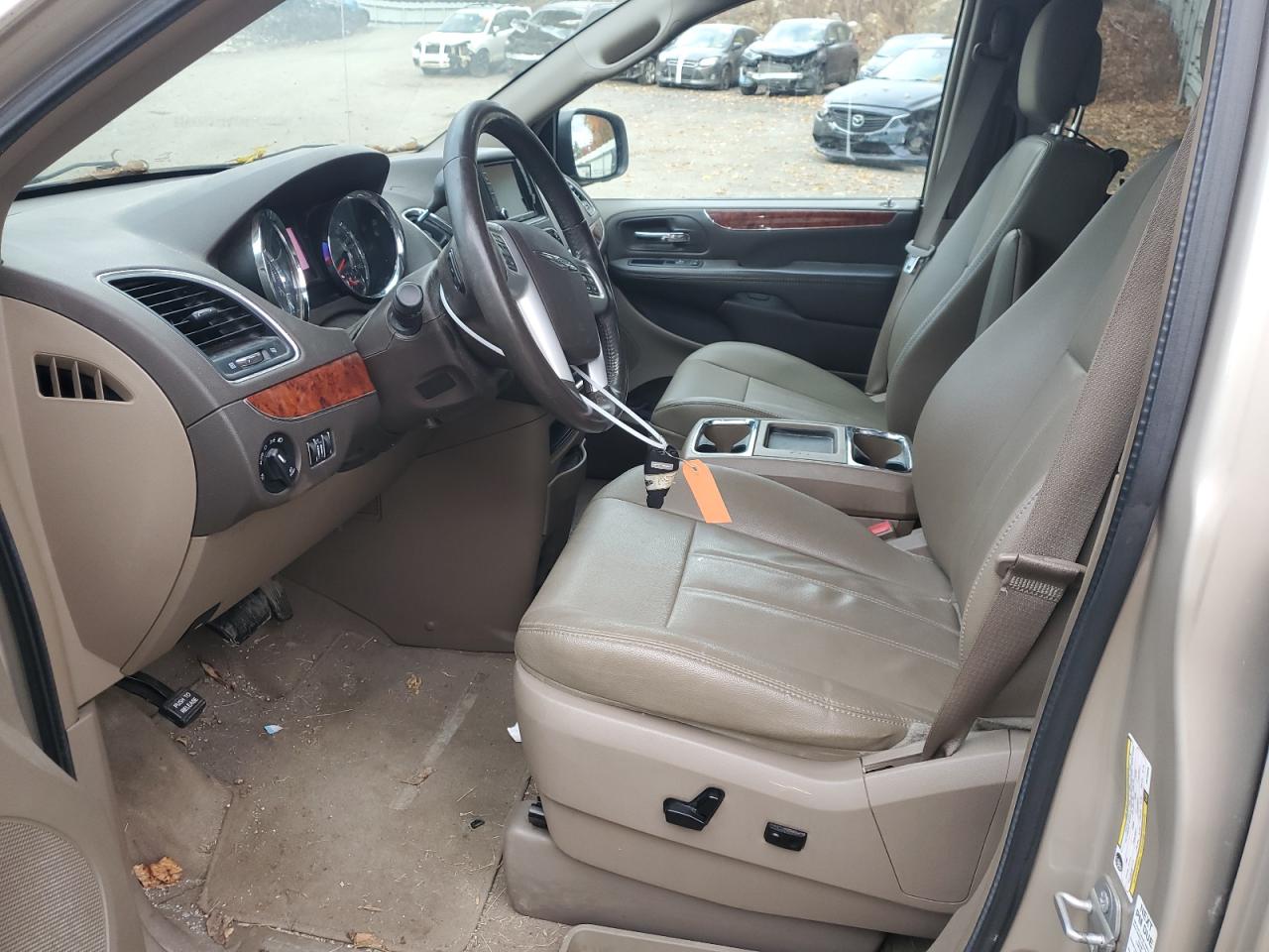 2015 Chrysler Town & Country - Image 7