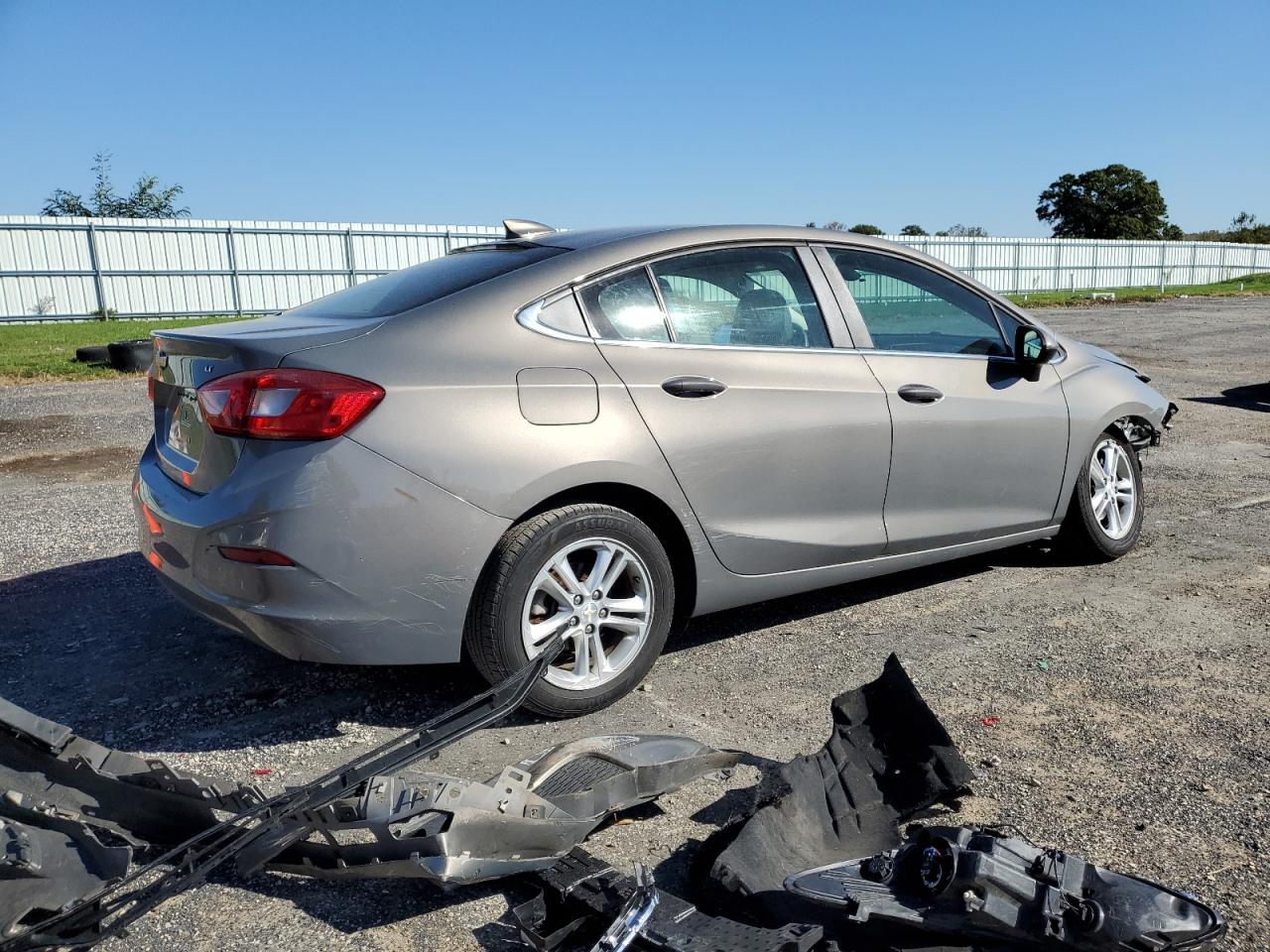 2018 Chevrolet Cruze - Image 3