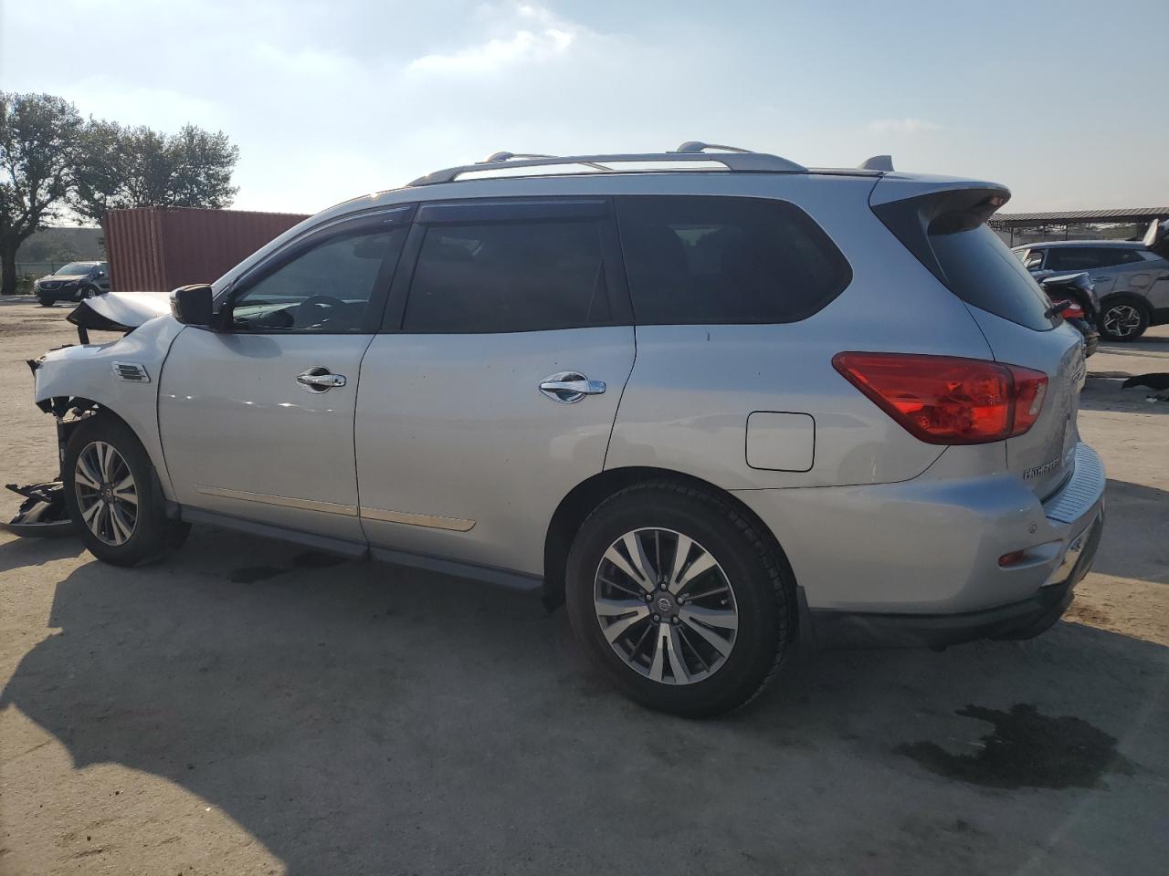 2017 Nissan Pathfinder - Image 2