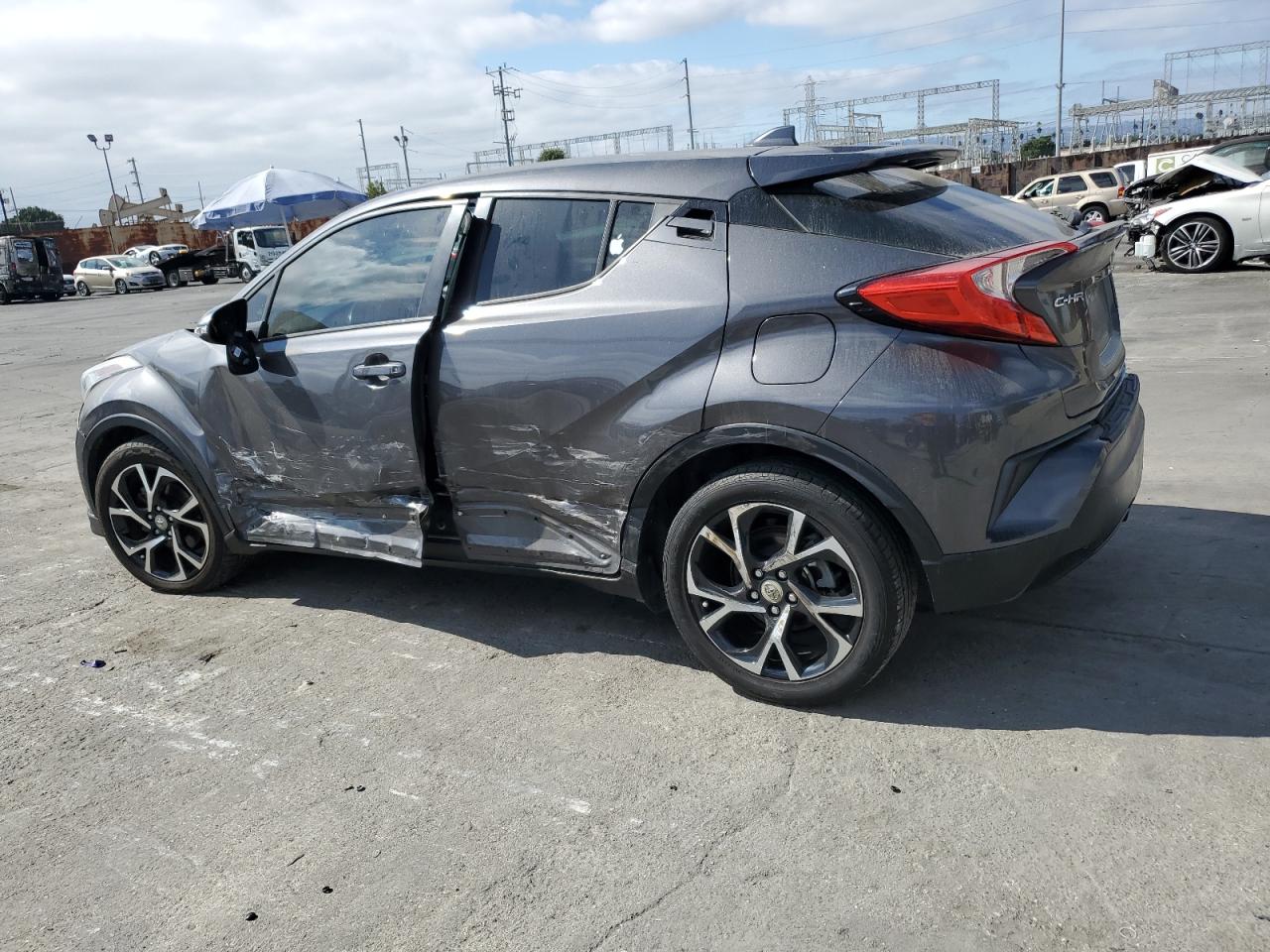 VIN NMTKHMBX8JR043145 2018 TOYOTA C-HR no.2