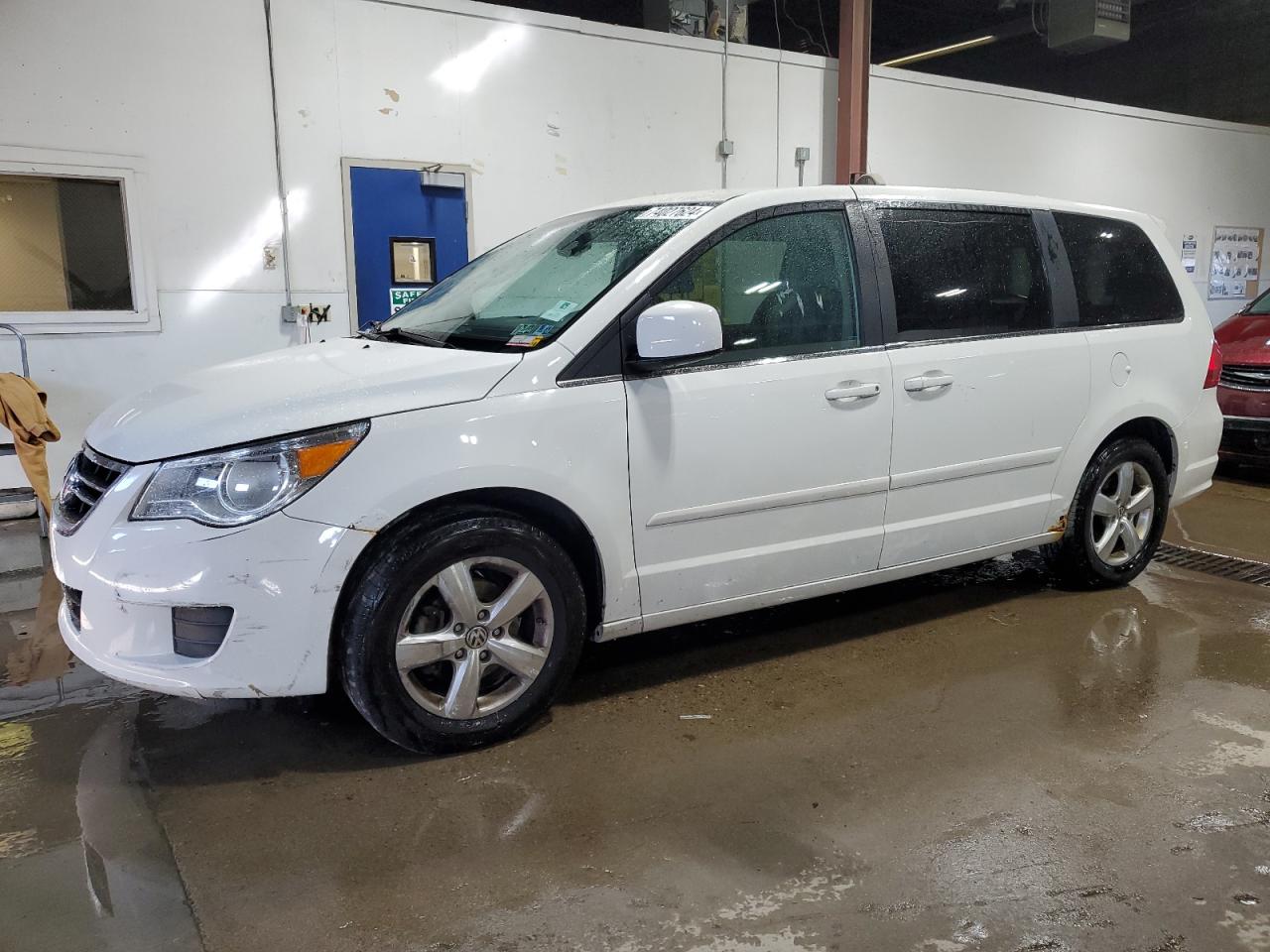 2010 Volkswagen Routan - Image 1