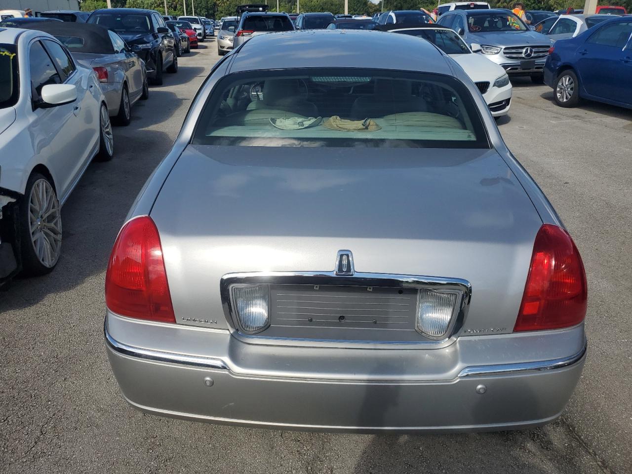 1LNHM81W84Y607310 2004 Lincoln Town Car Executive