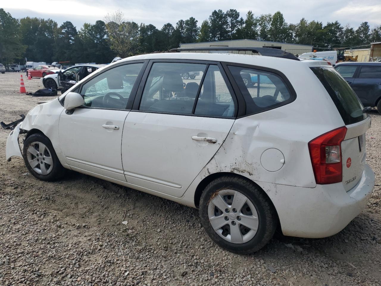2009 Kia Rondo - Image 2