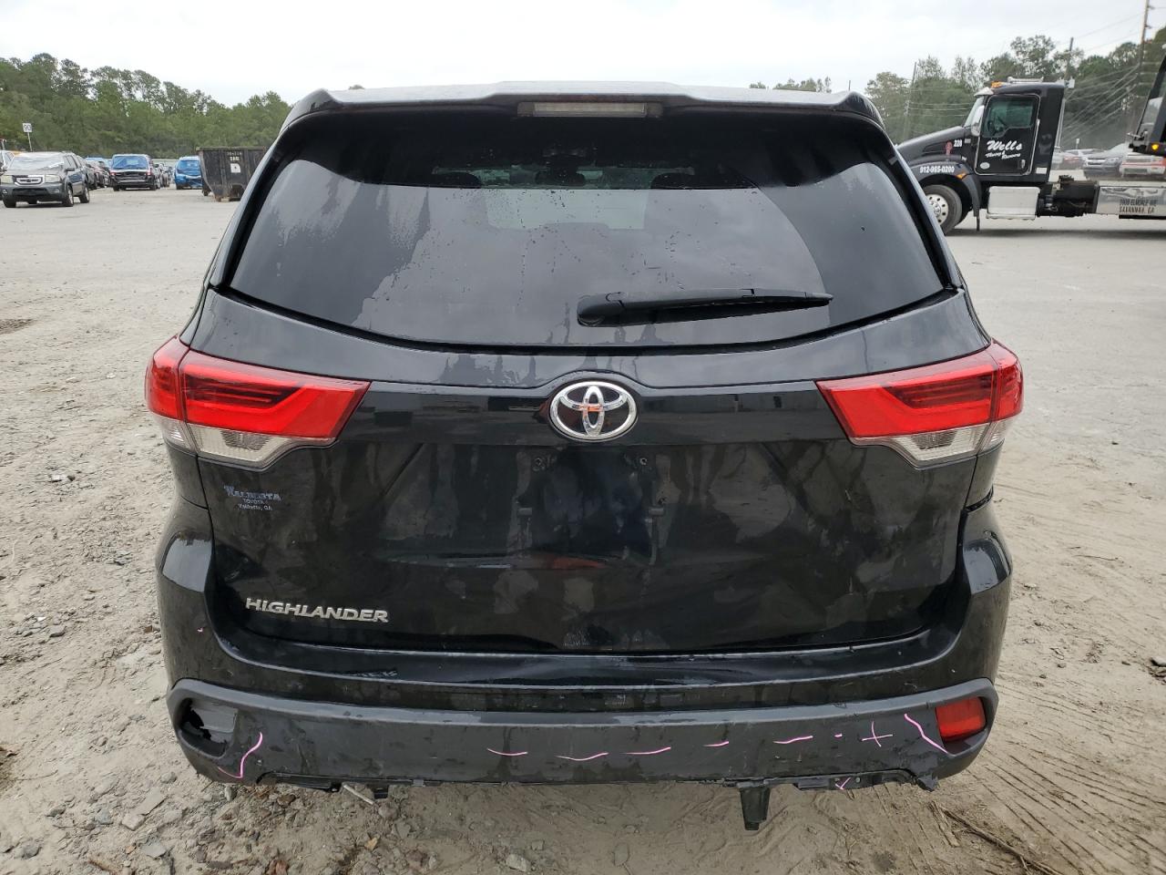 5TDZARFH0JS033116 2018 Toyota Highlander Le