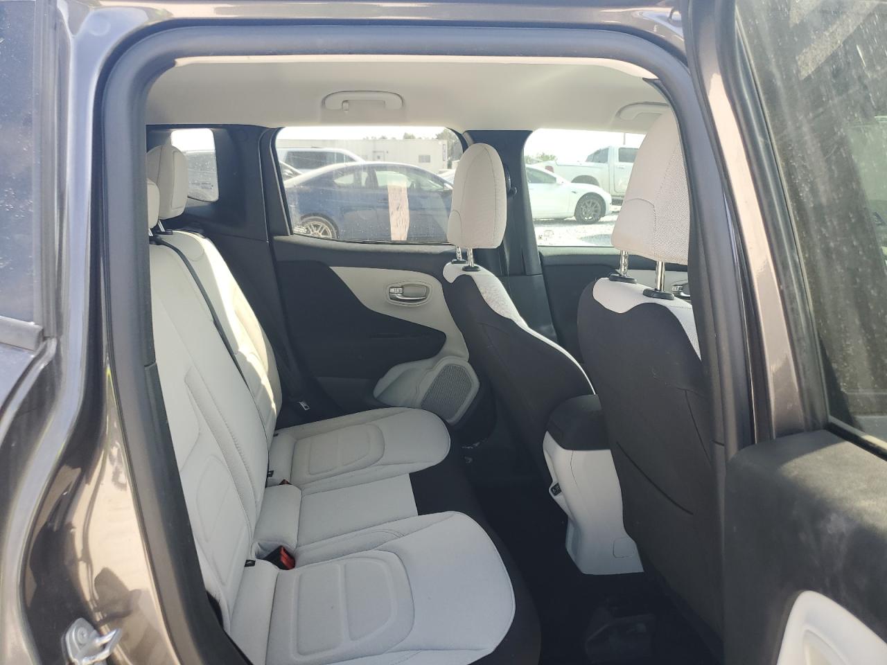 2021 Jeep Renegade - Image 11