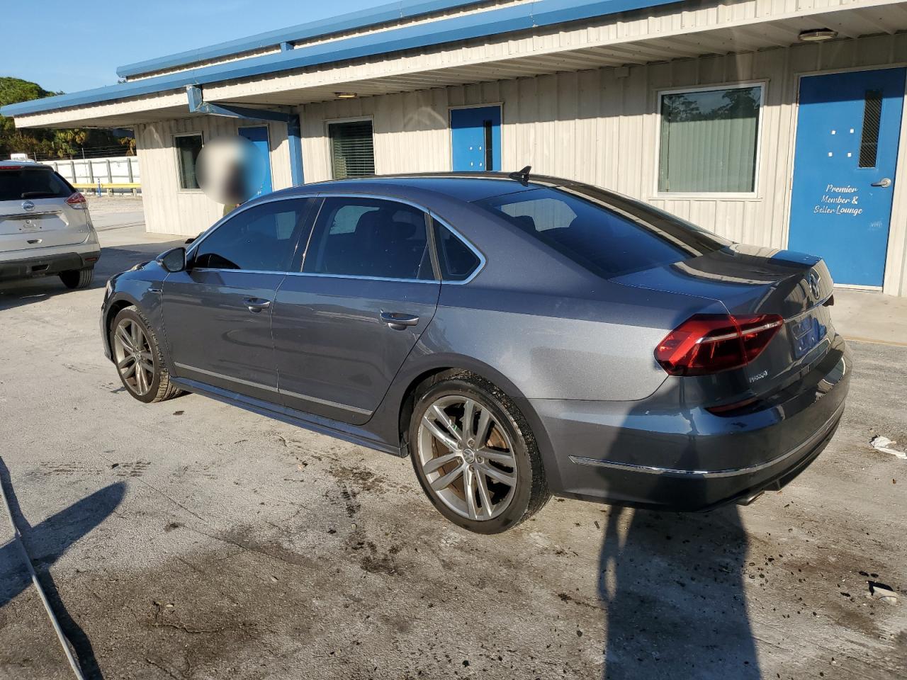 2017 Volkswagen Passat - Image 2