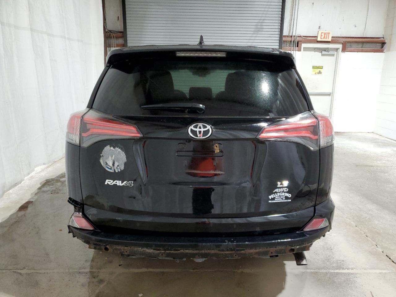 2T3BFREV0JW742881 2018 Toyota Rav4 Le