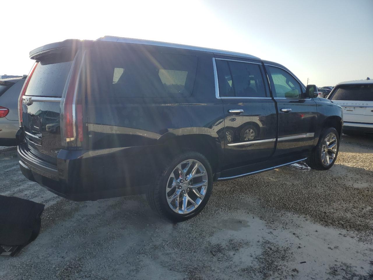 VIN 1GYS4HKJXKR186608 2019 CADILLAC ESCALADE no.3