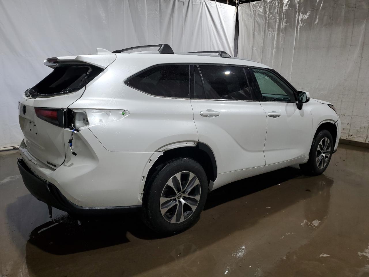 2022 Toyota Highlander - Image 3