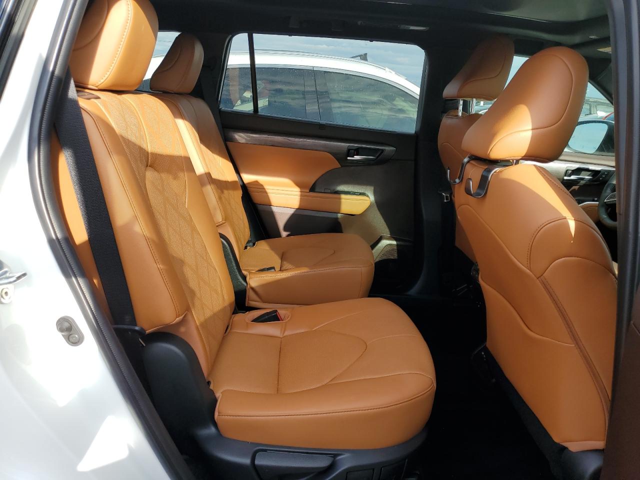 2022 Toyota Highlander - Image 10