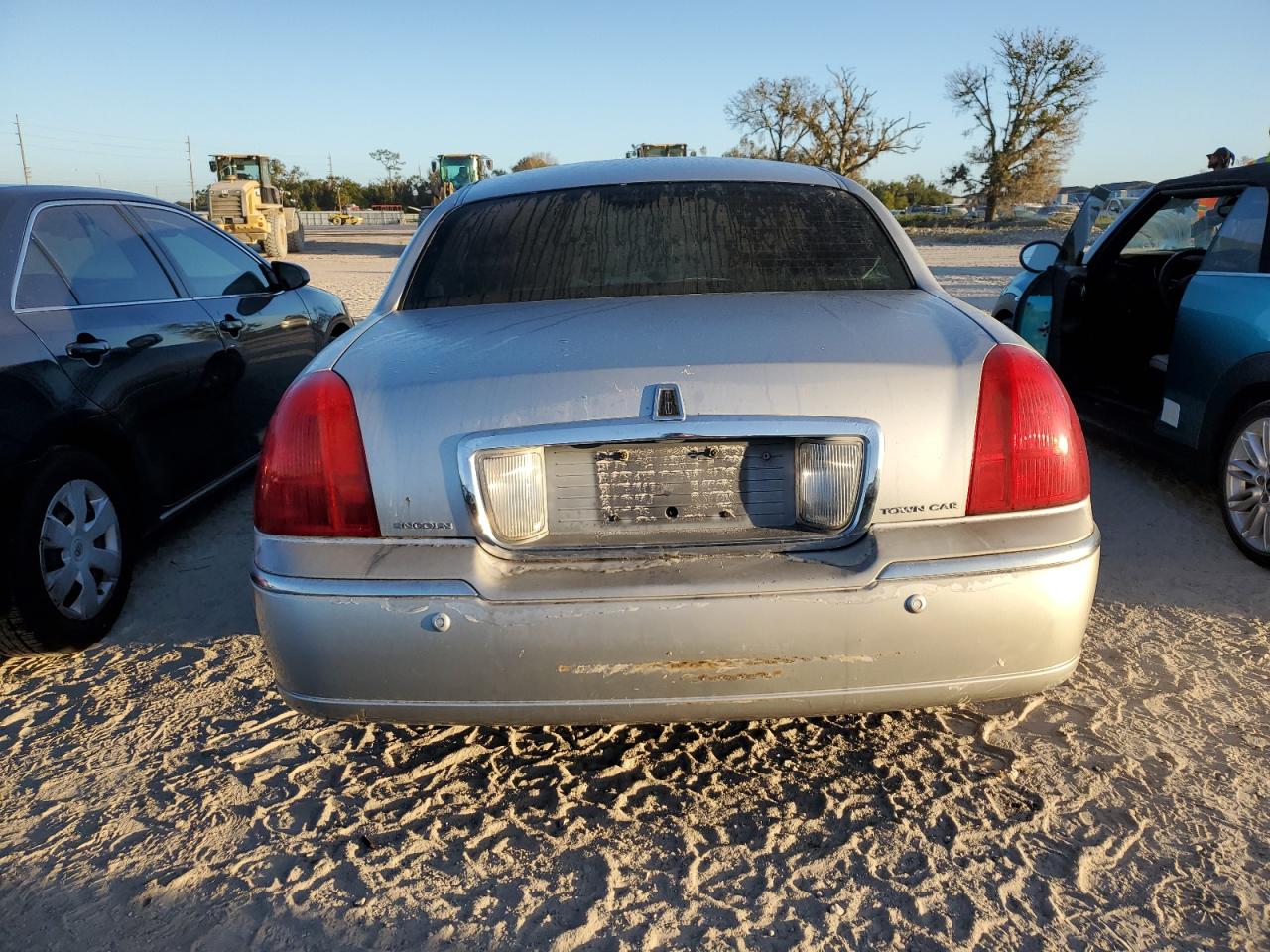 2003 Lincoln Town Car Signature VIN: 1LNHM82W83Y649988 Lot: 75119914