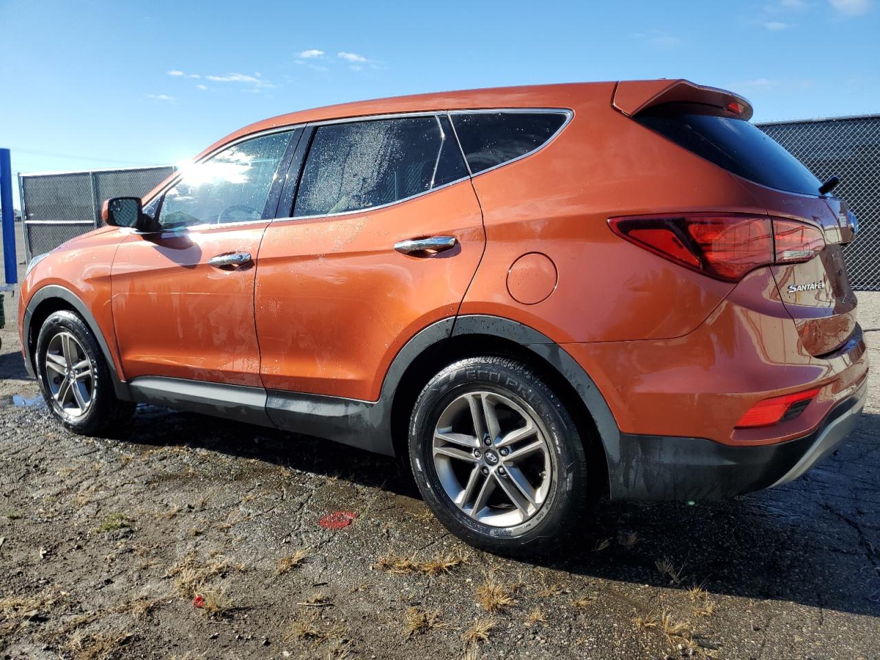 5XYZTDLBXHG439909 2017 HYUNDAI SANTA FE - Image 2