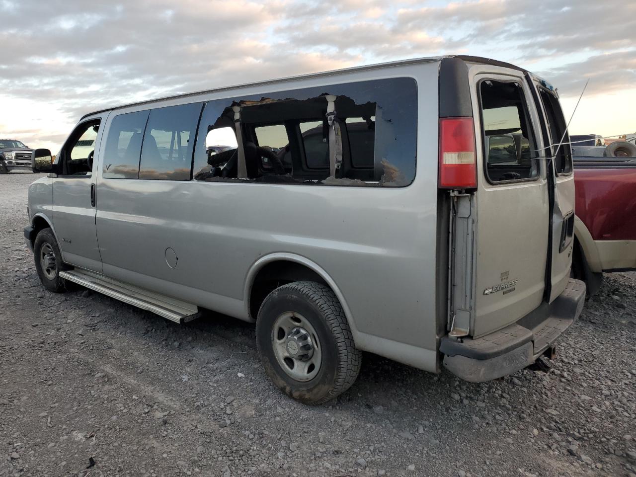 2006 Chevrolet Express - Image 2