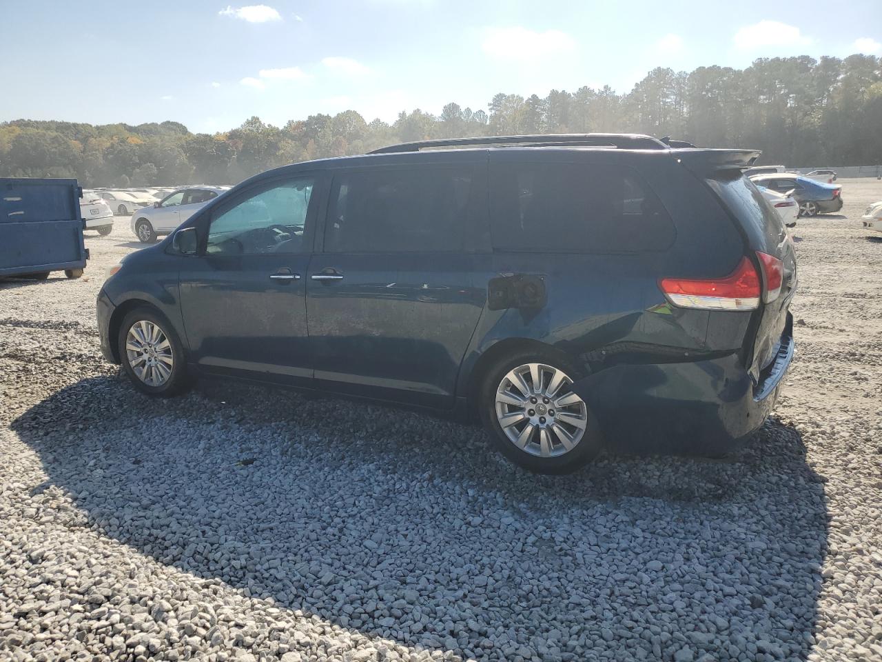 2012 Toyota Sienna - Image 2