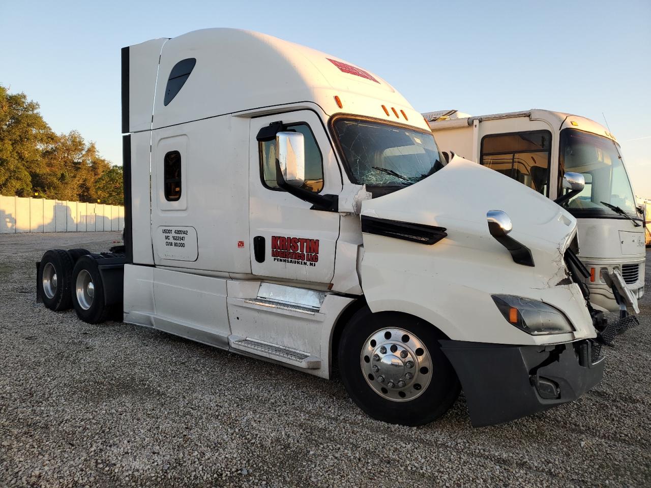 2020 Freightliner Cascadia 126 for Sale in Apopka, FL - Front End