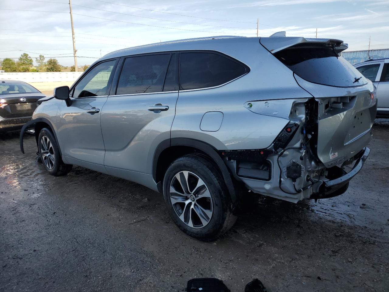 5TDGZRAH7LS028795 2020 TOYOTA HIGHLANDER - Image 2