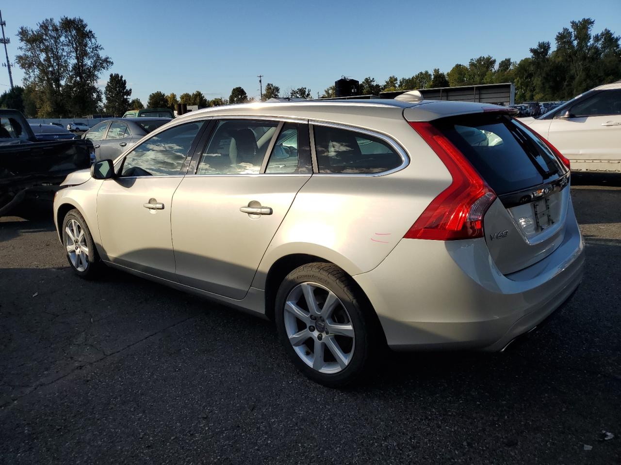 VIN YV140MEK6H1336531 2017 VOLVO V60 no.2