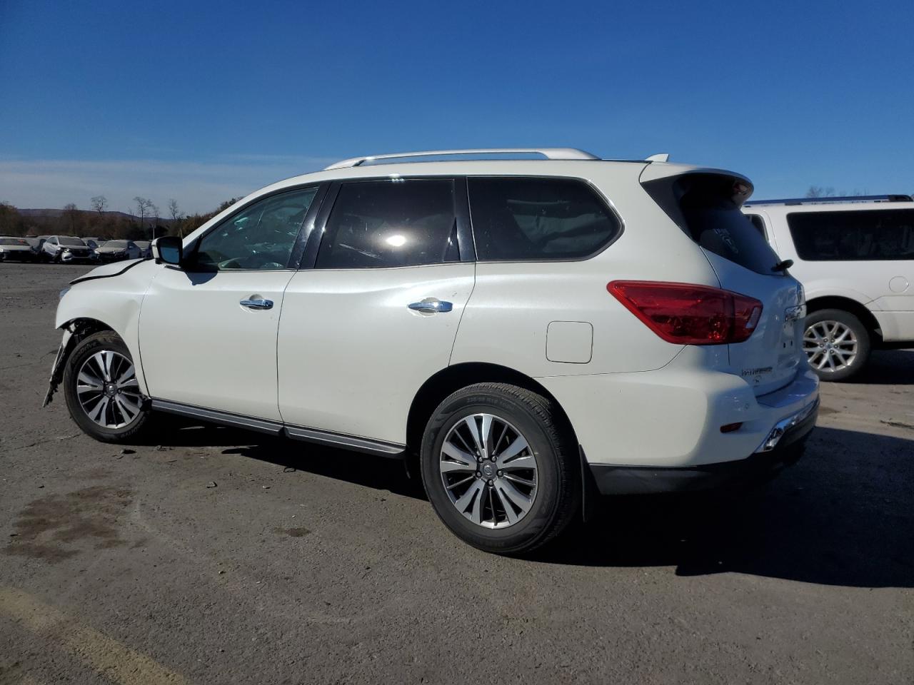 2020 Nissan Pathfinder - Image 2
