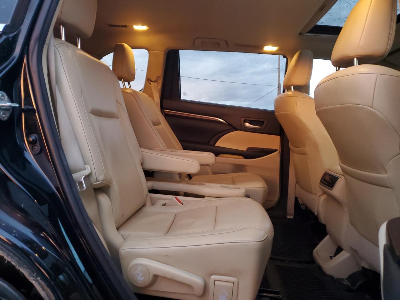 2016 Toyota Highlander - Image 10