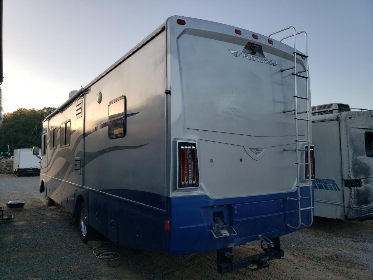 2006 Ford F550 - Image 3