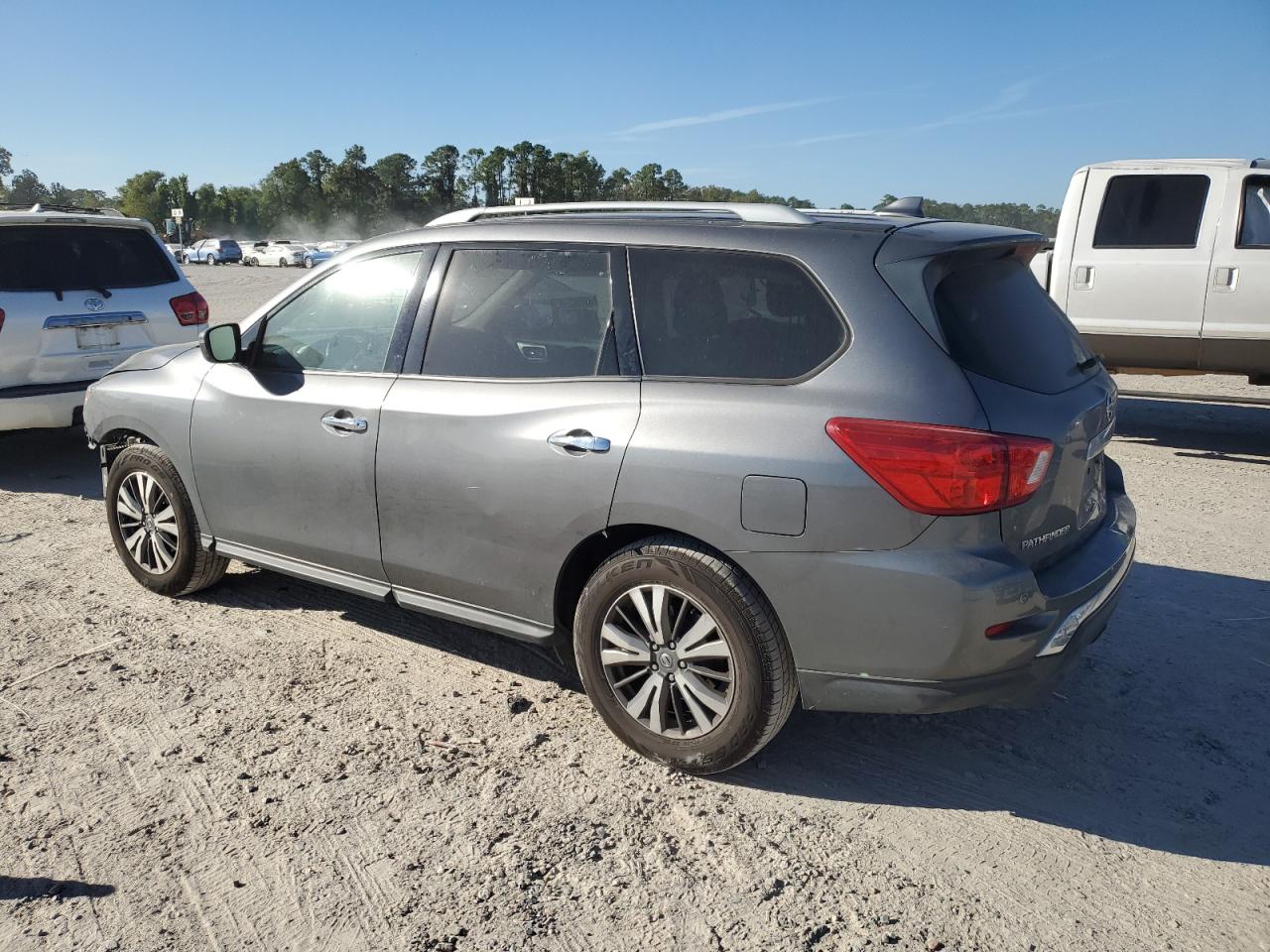 2019 Nissan Pathfinder - Image 2